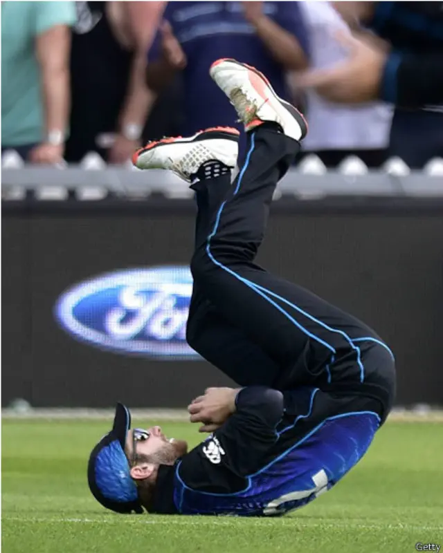 دوسری جانب پاکستان کا آغاز اچھا نہ تھا اور نیوزی لینڈ نے چست فیلڈنگ کا مظاہرہ کیا۔