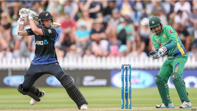 پاکستان اور نیوزی لینڈ کے درمیان ایک روزہ کرکٹ میچوں کی سیریز کے پہلے میچ میں پاکستان نے ٹاس جیت کر میزبان ٹیم کو بیٹنگ کی دعوت دی۔