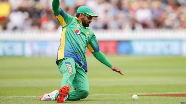 ویلنگٹن میں پیر کو کھیلے جانے والے میچ کے آغاز میں پاکستانی بولروں نے شاندار بولنگ کی۔