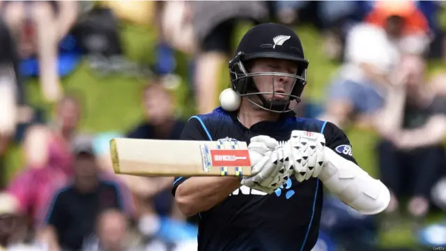 ایک موقع پر نیوزی لینڈ کی چھ وکٹیں صرف 99 رنز پر گر گئی تھیں تاہم اس وقت ہنری نکولس نے مچل سینٹنر کے ساتھ مل کر ٹیم کو مشکلات سے نکالا۔