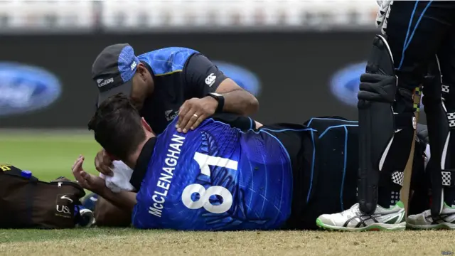 ہنری اور میکلینگن نے پاکستانی بولروں کی جم کر پٹائی کی اور آخری چھ اوورز میں 73 رنز بنائے۔