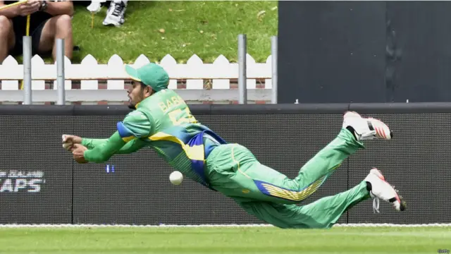 پاکستان کی فیلڈنگ معیاری نظر نہیں آئی اور کئی مواقع ضائع ہوئے۔