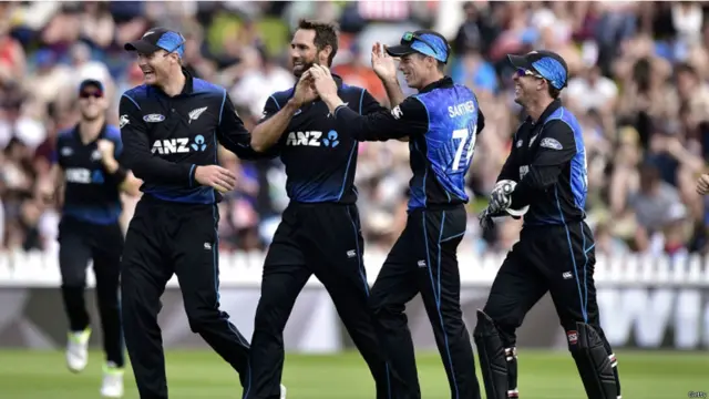 نیوزی لینڈ کی بولرز وقفے وقفے سے وکٹ لیتے رہے اور پاکستانی بیٹنگ کی قلعی کھولتے رہے۔