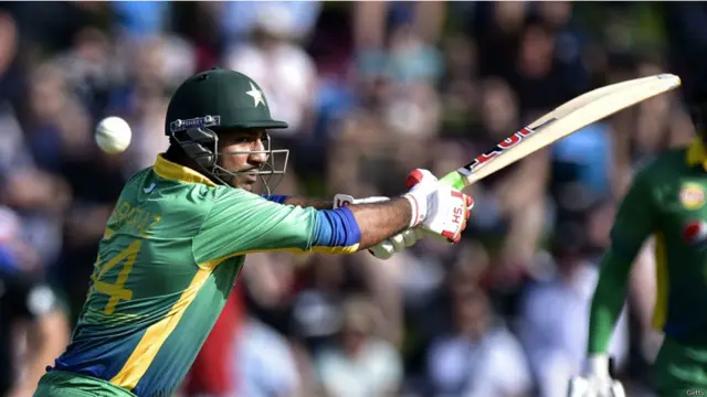 پاکستان کی جانب سے ایک ہی شراکت نصف سنچری عبور کر سکی اور وہ محمد حفیظ اور بابر اعظم کے درمیان تھی۔