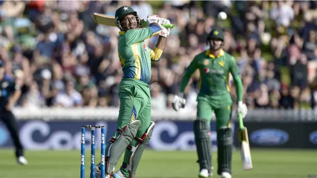 ان کے علاوہ وکٹ کیپر سرفراز احمد نے قدرے مزاحمت کی لیکن پاکستان کی اننگز کو سنبھالنے میں ناکام رہے۔