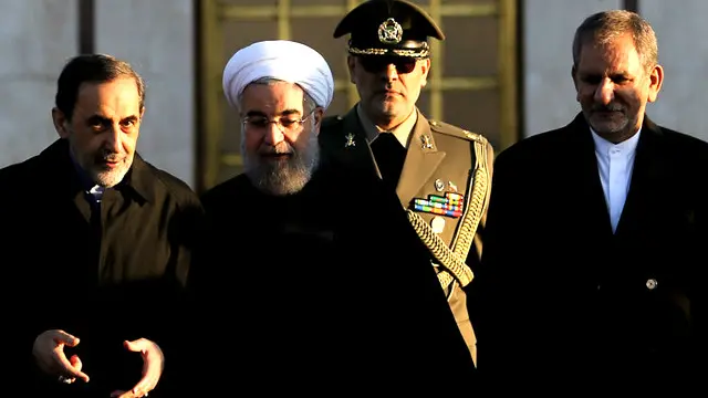 اسحاق جهانگیری، معاون اول رئیس جمهور (راست) و علی‌اکبر ولایتی، مشاور بین‌الملل رهبر ایران (چپ) آقای روحانی را در فرودگاه مهرآباد بدرقه کردند.