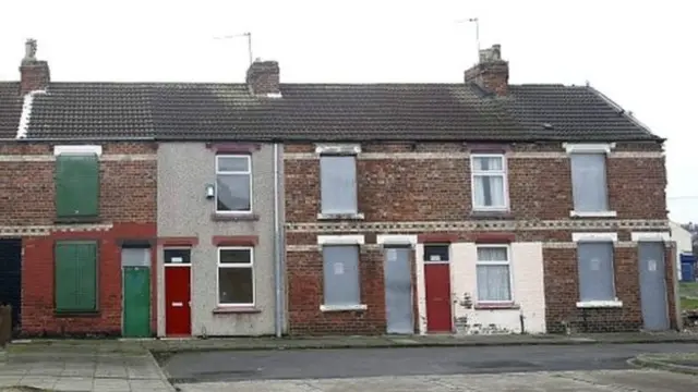 مشرقی لندن میں پناہ گزینوں کے گھروں کو سرخ رنگ میں پینٹ کر دیا گيا تھا