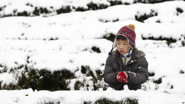 Seorang anak main salju