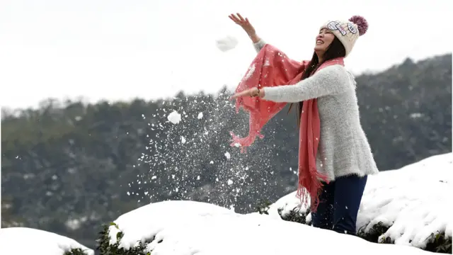 Warga bermain dengan salju