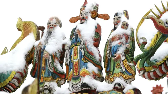 Patung di kuil tertutup salju