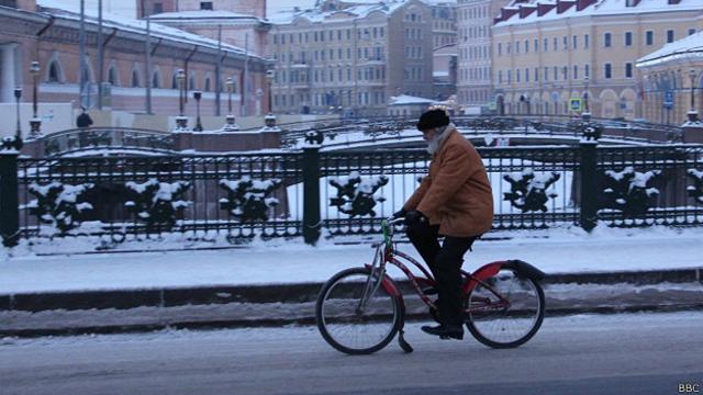 Дед едет на велосипеде по Санкт-Петербургу