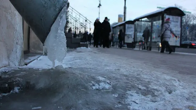 Лед под водосточной трубой