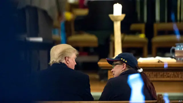 Trump con una fiel en la iglesia presbiteriana de Muscataine