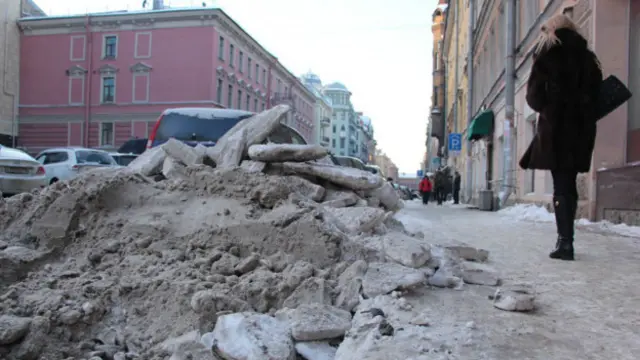 Куча снега в Петербурге