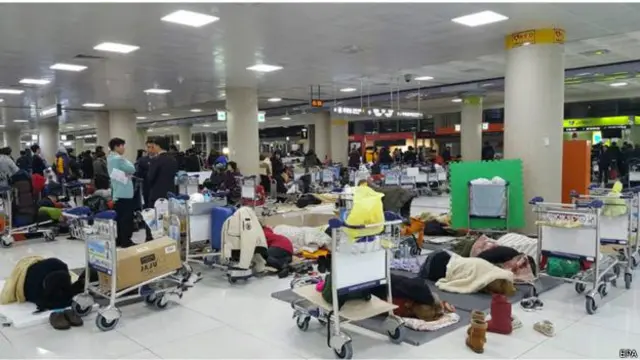 हवाई अड्डा बंद होने से हज़ारों सैलानी फंसे हुए हैं.