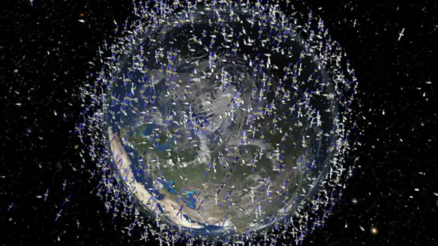 برداشتی هنری از زباله‌های فضایی که سازمان فضایی اروپا منتشر کرده (اندازه زباله‌ها در قیاس با زمین بزرگتر از حد واقعی است)
