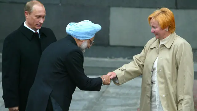 Людмила Путина (справа) с мужем и Манмоханом Сингхом