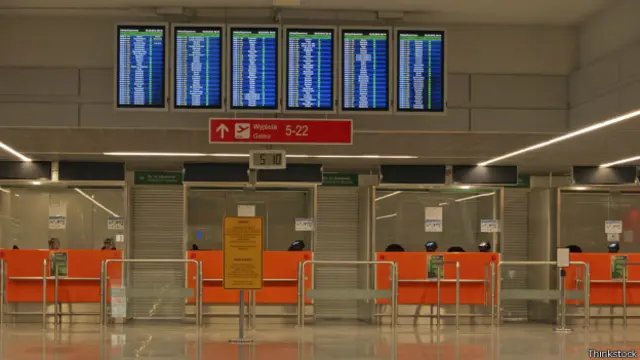 झूठ, हवाई अड्डा