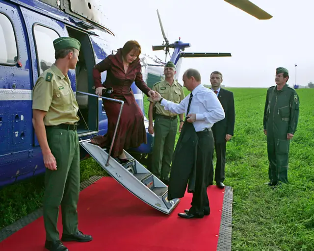 Людмила Путина выходит из вертолета