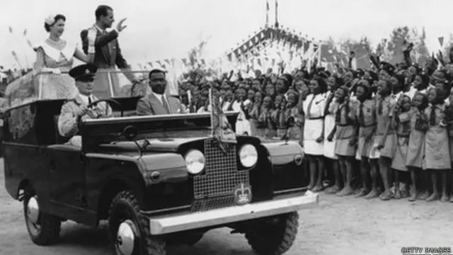 La reina Isabel II en un Defender