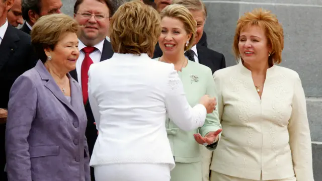 Людмила Путина (справа) с Наиной Ельциной и Светланой Медведевой