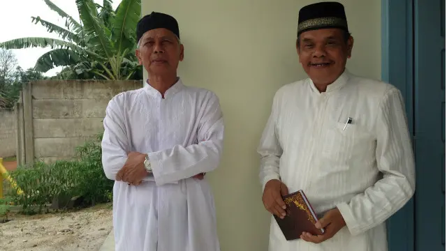 Bayodandari (kanan) dan Remdan Hamzah, warga Srimenanti yang mengajukan penolakan atas komunitas Ahmadiyah. 