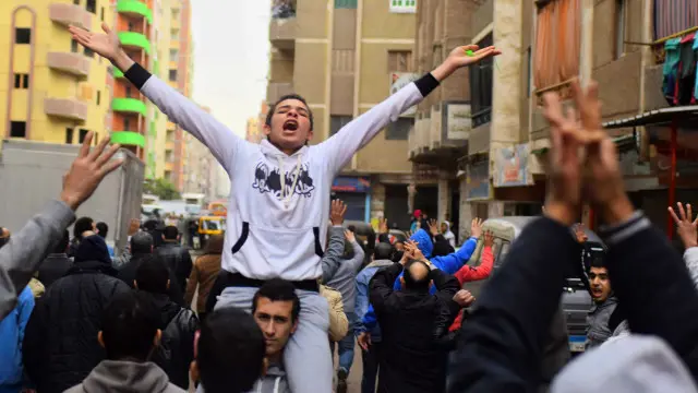 خرجت أعداد قليلة من المحتجين في القاهرة والجيزة.