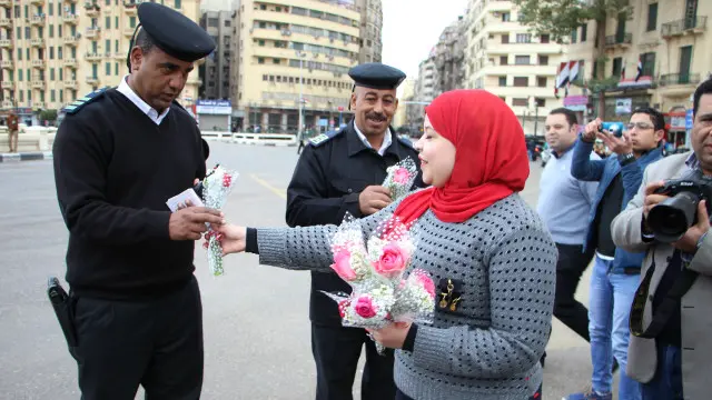 تجمع العشرات من مؤيدي الرئيس المصري عبد الفتاح السيسي في ميدان التحرير للاحتفال بعيد الشرطة.
