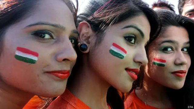 भोपाल में नौजवानों ने बनवाए तिरंगे झंडे