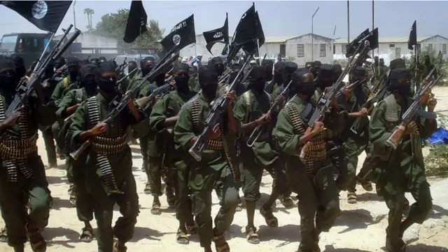 सोमालिया के चरमपंथी गुट अल शबाब को आठवें पायदान पर रखा गया है. इसका गठन सन 2006 में हुआ था और इसकी सालाना आमदनी सात करोड़ अमरीकी डॉलर बताई गई है. इसके आमदनी के स्रोतों में अपहरण, फिरौती और ग़ैर कानूनी कारोबार को गिनाया गया है.