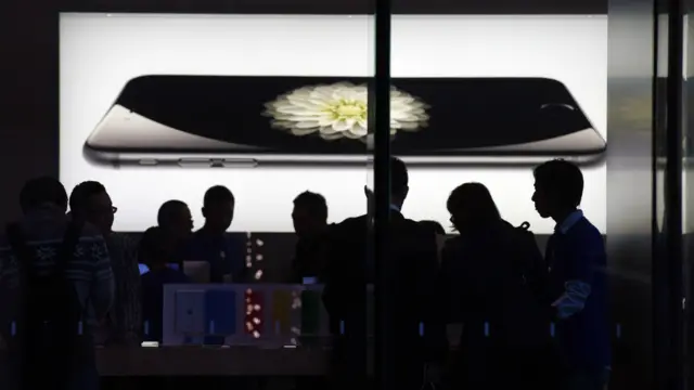 北京某蘋果專賣店打出的iPhone 6廣告(資料圖片)