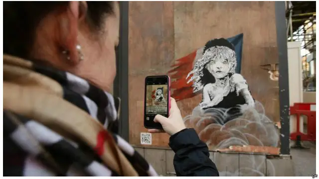 Tetapi karya mural Banksy itu kemudian ditutup oleh perusahaan pengembang yang tengah memperbaiki gedung Kedubes Prancis tersebut dengan alasan "menyelamatkan karya seni".