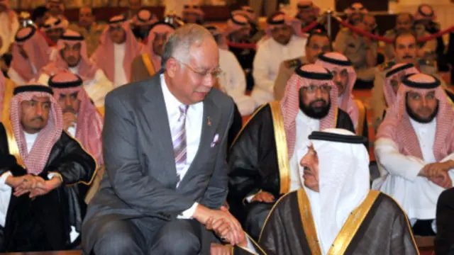 نجیب در سفری به عربستان - انگیزه خانواده سلطنتی سعودی در هدیه مالی به نجیب مشخص نیست اما ظاهرا پول به عربستان بازگردانده شده است