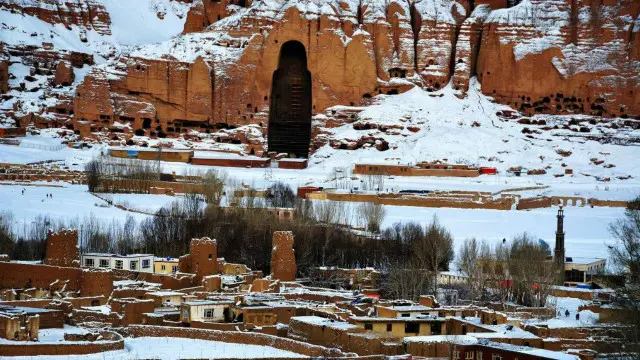 بامیان میں بدھ کے مجسمے جنھیں طالبان نے تباہ کر دیا تھا 