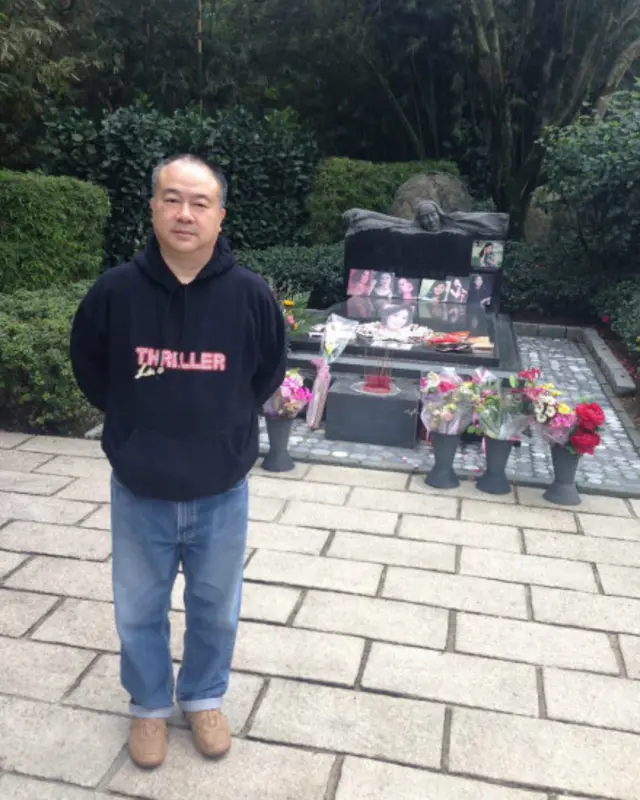 高志森在台湾邓丽君墓前留影