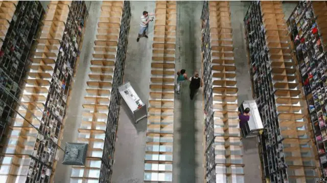 ब्रिटेन स्थित अमेज़न का वेअरहाउस