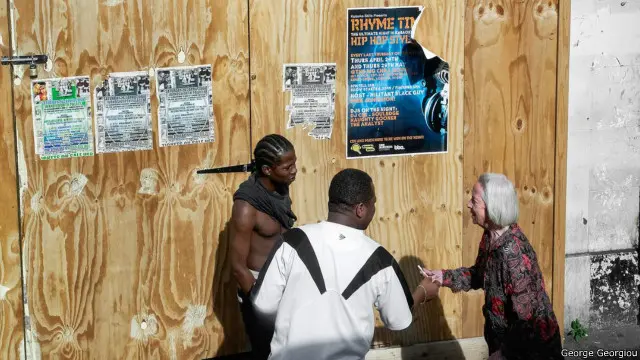 Karya-karya foto George Georgiou terinspirasi oleh “melihat begitu banyak orang yang tinggal bersama, dan kebanyakan berhasil”, katanya.