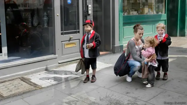 Dari dalam sebuah bis, Georgiou dapat menangkap irama kehidupan harian di London.