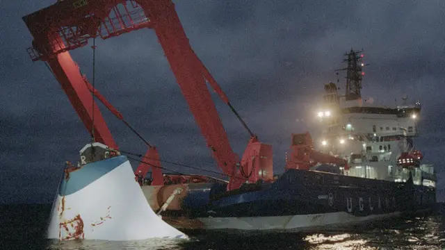 Паром "Эстония" затонул в Балтийском море 28 сентября 1994 года; непосредственно перед катастрофой на судне прозвучало сообщение для некоего "г-на Скайлайта"