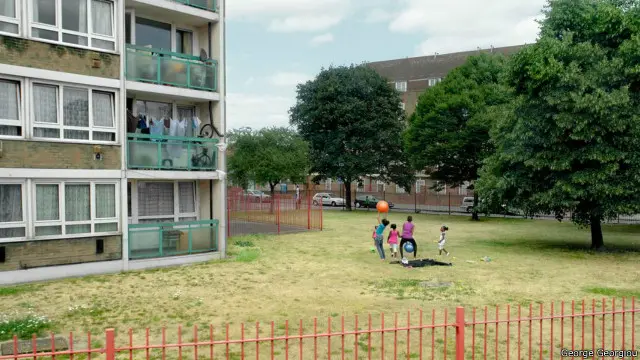 Georgiou akan menaiki sebuah bis dari satu terminal hingga akhir terminal, melewati apartemen-apartemen, balai rakyat, dan rumah-rumah di pinggiran kota.