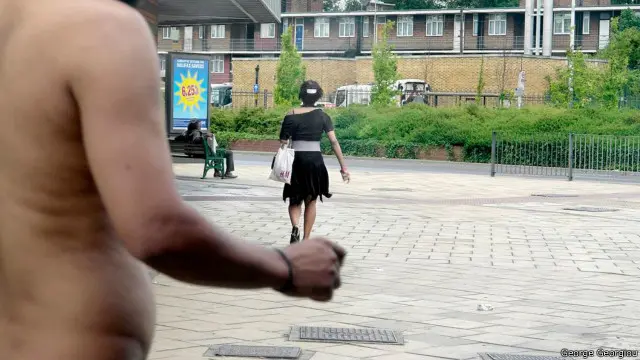 Kadang-kadang Georgiou berada cukup dekat untuk menyentuh subyeknya.