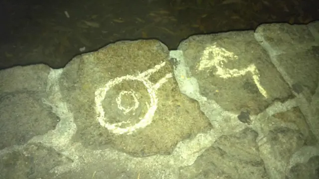 Эти неприметные граффити-тэги, называемые хобоглифами, предназначены для бездомных людей и указывают на безопасные участки, водные источники, дают информацию о полиции и т.д.