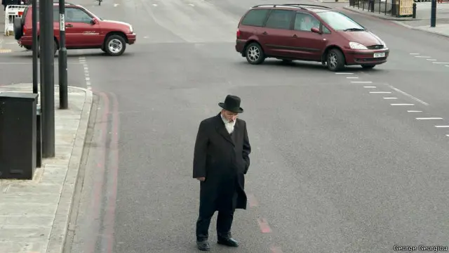 Karya-karya foto Georgiou mengeksplorasi bagaimana tempat-tempat umum membuat orang-orang menjadi sendiri, tetapi tidak terisolasi.