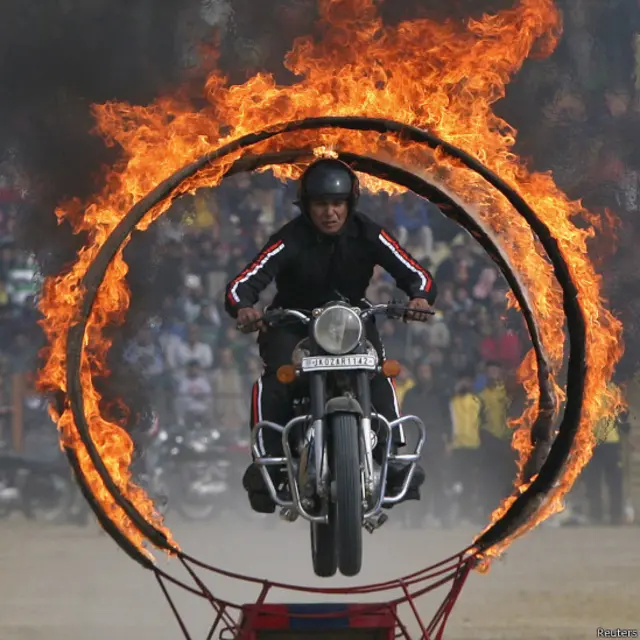 Polisi India beraksi dengan sepeda motor