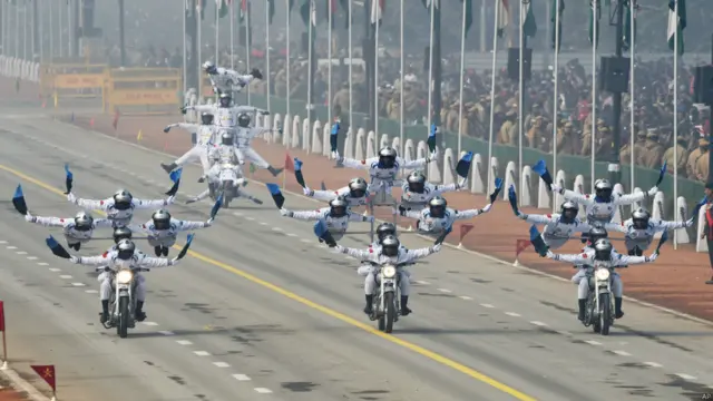 Satuan tentara dari bagian komunikasi tampil dengan akrobat sepeda motor dalam Parade Hari Republik, yang merupakan hari berlakunya Konstitusi India pada 26 Januari 1950.