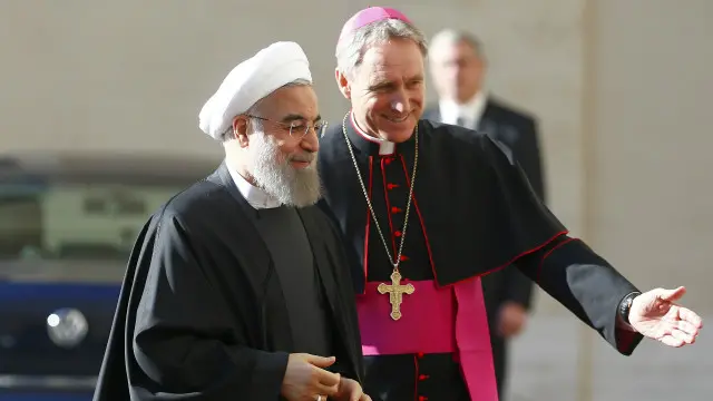 اسقف گئورگ گنزواین از آقای روحانی در بدو ورود به واتیکان استقبال کرد