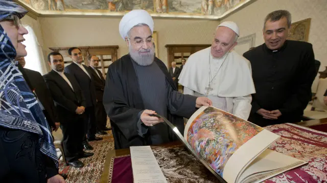 به رسم معمول هدایی میان طرفین مبادله شده است