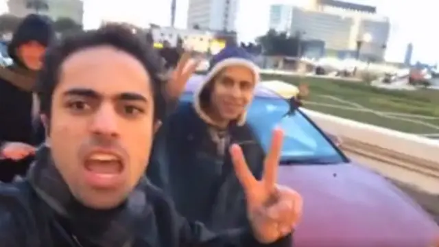 شادي مع اصدقائه بميدان التحرير اثناء تصوير الفيديو