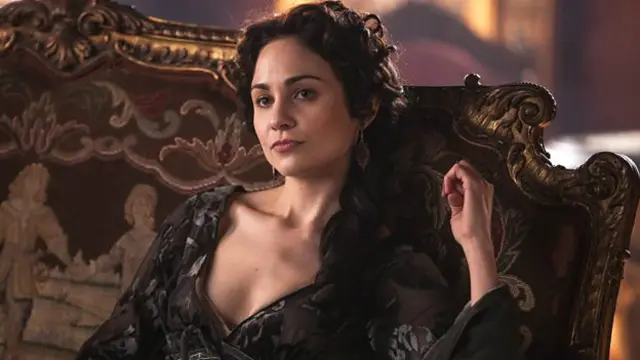 Актриса Таппенс Мидлтон в роли Элен Безуховой