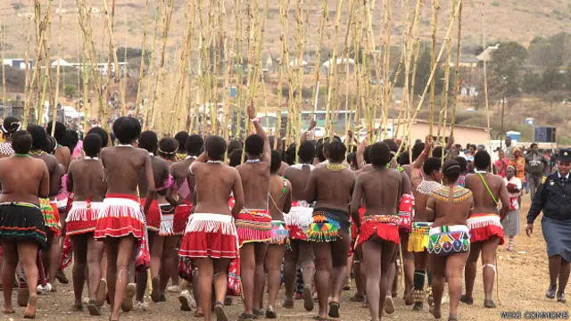 Jóvenes zulúes en la ceremonia de las cañas